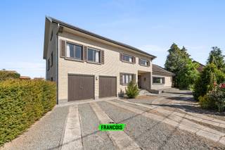 Karaktervolle jaren ’70 villa met uitzonderlijk volume en mogelijkheden. Bent u op zoek naar een woning met ruimte, karakter en ongeziene mogelijkheden? Dan is deze imposante villa uit de jaren ’70 een unieke opportuniteit. Met een bewoonbare oppervlakte van maar liefst 446 m² en een perceel van 821 m² biedt deze eigendom een zeldzame combinatie van volume, flexibiliteit en potentieel. Ideaal voor wie wonen en werken wil combineren, een vrij beroep uitoefent of gewoon op zoek is naar ruimte in overvloed. De woning ademt nog steeds de charme van de authentieke jaren ’70, met royale ruimtes en een doordachte indeling die vandaag opnieuw volledig tot haar recht kan komen. Via de royale oprit bereikt u de woning, waar u binnenkomt in de inkomhal die toegang biedt tot de zeer ruime woon- en eetkamer. Aansluitend bevindt zich de keuken, die op haar beurt toegang geeft tot een achterinkom, ideaal voor praktisch gebruik. Op het gelijkvloers vindt u verder een ruime bureauruimte of extra slaapkamer, een berging, toegang tot de kelder en een dubbele inpandige garage — perfect voor wie nood heeft aan werk- of opslagruimte. De eerste verdieping omvat momenteel vijf slaapkamers, een badkamer en toegang tot een ruime bergzolder. Via een vaste trap bereikt u bovendien een tweede zolderverdieping, die nog tal van uitbreidingsmogelijkheden biedt. De tuin bevindt zich aan beide zijden van de woning, wat zorgt voor een aangename buitenbeleving en extra privacy. Hoewel de woning grondig te renoveren is, vormt dit net de ideale basis om een unieke woon- of werkplek volledig naar eigen smaak te creëren. Dankzij het EPC-label D (332 kWh/m²) is er bovendien geen renovatieverplichting, wat extra flexibiliteit biedt. Deze eigendom is een zeldzame kans voor wie ruimte, karakter en potentieel weet te waarderen.<br /><br />