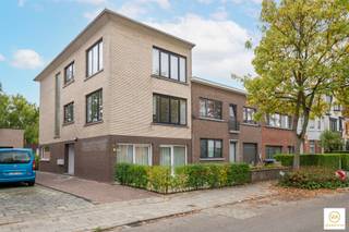 <p><span>Prima instapklaar appartement grens Mortsel/Wilrijk/Edegem. In een kleinschalig gebouw treffen we dit volledig gerenoveerd appartement op de 2de verd. met een ruime & lichte leefruimte op parket, ingerichte keuken, doucheruimte en 2 slaapkamers achteraan. Is ideaal als woonst maar eveneens als investering aangezien er hier uitstekende huurders wonen met een huurprijs van 850. </span></p>