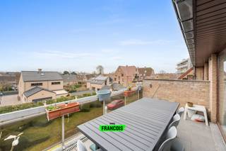 Duplex appartement met 3 slaapkamers en zonnige terrassen in De Haan.<br /><br />In de Goudfazantlaan 10 te 8420 De Haan bevindt zich dit uitstekend onderhouden duplex appartement, op wandelafstand van het charmante centrum van De Haan. Het betreft een kleinschalige residentie met een lage syndicuskost. <br /><br />Het appartement is gelegen op de tweede verdieping en verwelkomt u via een inkomhal met gastentoilet. Vanuit de hal bereikt u de lichtrijke eetplaats die naadloos aansluit op de leefruimte. Dankzij het doorkijkconcept en de grote raampartijen aan zowel voor- als achterzijde geniet u hier van een overvloed aan natuurlijk licht.<br /><br />Aan de voorzijde bevindt zich een terras van ca. 5 m². Achteraan vindt u een ruim, volledig zuidgericht terras van ca. 12,5 m² met open zicht over de residentiële villawijk ‘Noordhoek’ een ideale plek om in alle rust van de zon te genieten.<br /><br />De keuken is bereikbaar via de eetplaats en beschikt over een praktische, aparte berging met aansluiting voor wasmachine en extra stockage. De boiler werd recent vernieuwd en bevindt zich eveneens in deze berging.<br /><br />Op de bovenverdieping zijn er drie volwaardige slaapkamers en een ruime badkamer uitgerust met toilet, dubbele lavabo, douchecabine en ligbad.<br /><br />Extra troef: er is mogelijkheid tot aankoop van een garagebox, gelegen recht tegenover het appartementsgebouw, aan € 35.000.<br /><br />Bent u op zoek naar een instapklaar appartement of een zonnig tweede verblijf aan zee met mooi uitzicht en ruim terras?<br /><br />Contacteer Victor via victor@immofrancois.be of 0470 64 60 28 voor meer informatie of een bezoek ter plaatse.<br /><br />