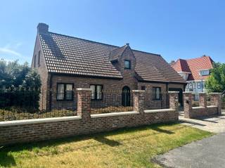 <p><span>Mooie villa van uitzonderlijke bouwkwaliteit, gelegen op een prachtige en uiterst rustige locatie in Oostduinkerke. Deze alleenstaande woning combineert comfort, ruimte en een hoogwaardige afwerking in een groene omgeving. Zee en strand op enkele minuten. </span></p><p><span>Indeling van de woning</span></p><p><span>Gelijkvloers</span><span><br />Ruime inkomhal met gastentoilet, lichtrijke woonkamer met open keuken, slaapkamer op het gelijkvloers, praktische garage met automatische poort, techniekenruimte en douche, alsook een kelder.</span></p><p><span>Eerste verdieping</span><span><br />Nachthal, apart toilet, drie volwaardige slaapkamers en een stijlvolle badkamer.</span></p><p><span>Buitenruimte</span><span><br />De woning beschikt over een verzorgde oprit in klinkers, een aangename groenzone naast de woning en een ruim zonneterras achteraan, afgewerkt met terrastegels en grind. Verder is er ook een praktisch tuinhuis aanwezig.</span></p><p><span>Een ideale gezinswoning voor wie op zoek is naar rust, ruimte en kwalitatief wonen aan de kust. Instapklaar. </span></p>
