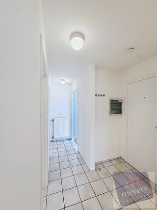 Bent u op zoek naar een verzorgd appartement op een centrale locatie in Hasselt? Dan is dit aangename appartement, gelegen aan de Bosstraat 74, zeker een bezoek waard.<br /><br />Dankzij de uitstekende ligging bevindt u zich op wandel- en fietsafstand van het bruisende stadscentrum van Hasselt, met tal van winkels, horecazaken, scholen, openbaar vervoer en andere dagelijkse voorzieningen. Bovendien geniet u van een vlotte verbinding naar de E313 en de belangrijkste invalswegen, waardoor u zich gemakkelijk in en rond Hasselt verplaatst.<br /><br />Het appartement is gelegen op de derde verdieping en is bereikbaar met de lift. Via de inkomhal bereikt u de lichtrijke leefruimte, die rechtstreeks aansluit op de vernieuwde keuken en het aangename terras. Verder beschikt het appartement over een afzonderlijk gastentoilet, een vernieuwde badkamer met ruime inloopdouche en twee volwaardige slaapkamers. Achteraan het gebouw bevindt zich een afgesloten garagebox, bereikbaar via de doorgang naast het gebouw.<br /><br /><strong>Financiële informatie</strong>
<ul>
<li><strong>Huurprijs appartement:</strong> € 850,00/maand</li>
<li><strong>Garagebox:</strong> € 75,00/maand</li>
<li><strong>Gemeenschappelijke kosten:</strong> € 35,00/maand</li>
<li><strong>Huurwaarborg:</strong> € 2.550,00 (3 maanden huur)</li>
</ul>
<br />Bent u op zoek naar een instapklaar appartement met een gunstige ligging en alle comfort binnen handbereik? Contacteer Meyers Vastgoed voor meer informatie of een bezichtiging.
