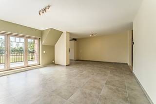 <p><strong>Ruimte, energiezuinigheid en een eigen buitenplek in Brakel!</strong></p><p>Ontdek dit prachtige gelijkvloerse villa-appartement in een stijlvolle nieuwbouwresidentie aan de Herreweg in Brakel. Met een bewoonbare oppervlakte van 118,99 m² geniet je hier van ruimte, licht en hedendaags wooncomfort.</p><p>De royale leefruimte met open keuken baadt in het natuurlijke licht. Grote raampartijen bieden rechtstreeks toegang tot het terras met aansluitende tuinzone. Een heerlijke plek om buiten te ontbijten, gezellig te tafelen of gewoon tot rust te komen.</p><p>Verder beschikt het appartement over twee volwaardige slaapkamers, een badkamer, een afzonderlijk toilet, een praktische berging en een inkomhal.</p><p><strong>Ook energetisch scoort dit appartement uitstekend:</strong> EPC-label A en individuele zonnepanelen dragen bij aan energiezuinig en toekomstgericht wonen.</p><p>De rustige, groene ligging vormt een extra troef, met het centrum van Brakel, winkels en dagelijkse voorzieningen binnen handbereik.</p><p>Een autostaanplaats is afzonderlijk aan te kopen voor € 10.000 excl. btw.</p><p>Nieuwbouwverkoop onder het btw-stelsel. Vraagprijs excl. 21% btw en bijkomende aankoopkosten.<br />AI-gegenereerde interieurbeelden ter illustratie.</p><p><strong>Een ideale combinatie van ruimte, energiezuinigheid en gelijkvloers wooncomfort!</strong></p><p>Benieuwd? Contacteer Chiara voor een bezoek!</p>