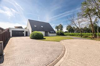 <span><strong>Vrijstaande woning met grote garage gelegen op een perceel van ca. 925 m² in een doodlopende straat te Ravels-Eel.</strong><br /><strong>De bewoonbare oppervlakte is circa 325 m², er zijn 4 slaapkamers, 2 badkamers, EPC label B en een goedgekeurde elektriciteit.</strong><br /><br /></span><span>Gelijkvloerse verdieping:</span><br />De inkom bevat een vestaire en gastentoilet. De lichte woonkamer is ruim en geeft toegang tot een overdekt terras. De ruime keuken grenst aan de woonkamer en is voorzien van de nodige inbouwapparatuur. Naast de keuken is een bureauruimte ingericht met ingebouwde kasten. Verder is er nog een praktische bijkeuken. Gelijkvloers is er ook een ruime slaapkamer en een badkamer met inloopdouche, wastafel en toilet.<br />De grote garage van circa 70m² is van binnenuit te bereiken . De garage heeft een automatische poort en hier is ook de verwarmingsinstallatie geplaatst ( gasketel en zonneboiler).<br /><br /><span>Eerste verdieping:</span><br />De verdieping geeft de ruime nachthal toegang tot 3 ruime slaapkamers waarvan 1 met dressing. De badkamer is voorzien van ligbad, douche wastafel en toilet. Via een vlizotrap is een opbergzolder bereikbaar.<br /><br /><span>Buitengebeuren:</span><br />Ruime tuin met terras. Aan de zijkant is er geen bebouwing maar uitzicht over agrarisch gebied. Aan de voorzijde is een oprit voor meerdere auto's.<br /><br /><span>Bijzonderheden:</span><br />- Instapklare woning<br />- Goedgekeurde elektriciteit.<br />- Vloerverwarming in woonkamer en keuken<br />- Epc label B<br />- Kruipkelder<br />- Rustige ligging in een doodlopende verkaveling en invalswegen Turnhout-Nederland.<br />- Stedenbouwkundige inlichtingen in aanvraag