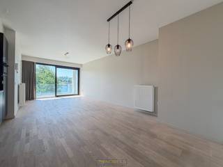Dit <strong>STIJLVOLLE </strong>en <strong>ENERGIEZUINIG </strong>appartement geniet van een <strong>TOPLIGGING</strong> in Oudenaarde, op <strong>WANDELAFSTAND </strong>van het centrum, vlak bij <strong>PARK LIEDTS</strong> én rechtstreeks aan de Schelde. De combinatie van <strong>RUST </strong>en een <strong>VLOTTE BEREIKBAARHEID</strong> zorgt voor een unieke en <strong>EXCLUSIEVE WOONBELEVING</strong>.<br />Het moderne appartementsgebouw beschikt over een <strong>LIFT </strong>en biedt daarnaast een gezellige petanquebaan waar bewoners in alle rust kunnen <strong>ONTSPANNEN</strong>.<br /><br />Dankzij de kwalitatieve afwerking, de praktische indeling en de grote raampartijen geniet u hier van een <strong>AANGENAME LICHTINVAL</strong> en optimaal wooncomfort. Bovendien zorgen de energiezuinige voorzieningen voor een <strong>LAGE ENERGIEKOST</strong>.<br />De indeling is als volgt: inkomhall met apart toilet, praktische berging, woonkamer met open keuken met <strong>ZICHT OP DE SCHELDE</strong>, 1 volwaardige slaapkamer en een badkamer.<br /><br />Adres: Adriaan Brouwerstraat 11 bus 0202, 9700 Oudenaarde<br />Huurprijs: €700 + €75 syndic/mnd.<br />Onmiddellijk beschikbaar<br />EPC: 72kWh/m²/jaar.