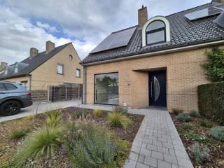 <p>Deze instapklare halfopen bebouwing combineert hedendaags wooncomfort met een aangename buitenruimte en tal van praktische troeven. De woning werd opgewaardeerd en vernieuwd naar hedendaagse normen, waardoor je hier zonder zorgen meteen je intrek kan nemen.</p>
<p></p>
<p>Op vlak van comfort en energiezuinigheid is alles voorzien. De woning beschikt over centrale verwarming op aardgas, aangevuld met airco's met warmtepompfunctie in onder meer de leefruimte en slaapkamers. Dankzij de aanwezige zonnepanelen en het gunstige EPC-label B geniet je bovendien van een energiezuinige woning.</p>
<p></p>
<p>Ook binnenin werd de nodige aandacht besteed aan comfort en afwerking. Zo beschikt de woning over een volledig nieuwe keuken en een vernieuwde badkamer. De gezellige leefruimte met inbouwcassette vormt de ideale plek om tot rust te komen. Een extra troef is de veranda, die een mooie aanvulling vormt op de leefruimte en een aangenaam zicht op de tuin biedt.</p>
<p></p>
<p>Buiten geniet je van een bijzonder ruime tuin met achteraan een gezellig zonneterras, ideaal om tijdens zonnige dagen volop van het buitenleven te genieten. Daarnaast is er voldoende stockageruimte voorzien voor het opslaan van brandhout.</p>
<p></p>
<p>Ook praktisch scoort deze woning uitstekend, dankzij de aparte garage met aansluitende werkplaats. Bovendien biedt de zolder de mogelijkheid om een extra kamer te gebruiken, bijvoorbeeld als hobbyruimte, bureau of bijkomende slaapkamer.</p>
<p></p>
<p><strong>De belangrijkste troeven op een rij:</strong></p>
<ul>
<li>Instapklare halfopen bebouwing, gerenoveerd naar hedendaagse normen</li>
<li>Nieuwe keuken en vernieuwde badkamer</li>
<li>Centrale verwarming op aardgas</li>
<li>Airco met warmtepompfunctie in de leefruimte en slaapkamers</li>
<li>Zonnepanelen en EPC-label B</li>
<li>Gezellige veranda</li>
<li>Ruime tuin met aangenaam zonneterras</li>
<li>Aparte garage met aansluitende werkplaats</li>
<li>Extra kamer mogelijk op zolder</li>
<li>Praktische stockageruimte voor brandhout</li>
</ul>
<p></p>
<p><strong>Beschikbaarheid: vanaf 1 december 2026.</strong></p>
<p></p>
<p>Een ideale woning voor wie op zoek is naar een instapklare thuis met hedendaags comfort, praktische bergruimte en een ruime tuin om volop van te genieten.</p>
