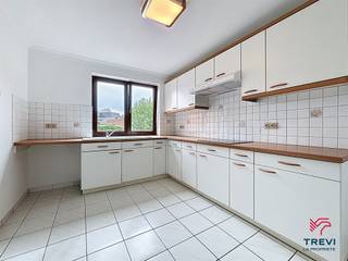 Descriptif technique : * Appartement situé au 2e étage * Garage privatif inclus * Chauffage par accumulateurs électriques * Châssis en bois avec...