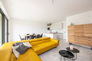 <p>In het gezellige Lier ligt dit gelijkvloerse<span> </span><strong>nieuwbouwappartement</strong><span> </span>met privatieve<span> </span><strong>tuin</strong><span> </span>en twee aangename (overdekte)<span> </span><strong>terrassen</strong>.<br /><br />Wat meteen opvalt is het licht. De leefruimte loopt door van de open keuken met kookeiland tot de zithoek, met over de volle breedte grote raampartijen die uitgeven op het terras en je eigen privatieve tuin.<br /><br /><strong>Indeling</strong>: inkomhal, lichtrijke leefruimte met open keuken, een wc, twee slaapkamers (met beide rechtstreekse toegang tot het overdekt terras), een volledig ingerichte badkamer met inloopdouche en een aparte technische berging met plaats voor wasmachine en droogkast. Bovendien heb je een extra berging, nét naast de voordeur van je appartement.<br /><br />De<span> </span><strong>ligging</strong><span> </span>is de tweede troef. Het station, de winkelstraten en het centrum van Lier liggen op wandelafstand, terwijl de Nete als groene ader zorgt voor wandel- en fietsroutes tot aan de deur.<br /><br />Enkele troeven op een rij:<br />-<span> </span><strong>BEN</strong>-woning<br />- Gelijkvloers met private tuin en overdekt terras (x2)<br />-<span> </span><strong>Vloerverwarming</strong><br />- Station en centrum van Lier op wandelafstand<br />- Extra<span> </span><strong>privatieve berging</strong><span> </span>(inbegrepen in de prijs)</p>
<p>Belangrijk: niet onder btw-stelsel, wel onder registratierechten.<span> </span><strong>Aankopen onder de verlaagde registratierechten van 2% is dus mogelijk.</strong><br /><br />Kortom, een gelijkvloers appartement met twee slaapkamers, een eigen tuin en twee terrassen, instapklaar en op wandelafstand van het centrum van Lier -<span> </span><strong>must visit.</strong><br /><br />Een bezichtiging kan je inplannen via jarno@groepvanhaute.be of 0492 83 88 19.</p>