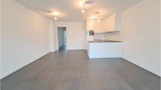<strong>Recent 2-slaapkamerappartement</strong> met <strong>TERRAS</strong>, <strong>CARPORT</strong>, open zicht en zonnige orientatie heeft een uitstekende en centrale ligging vlakbij winkels, de ring en het centrum van Brugge. Ideaal voor wie op zoek is naar een eigentijdse en energiezuinige woonervaring met hoogstaande kwalitatieve afwerking en inrichting in de rand van Brugge. Vlot bereikbaar en dichtbij diverse invalswegen en openbaar vervoer. Gelegen op tweede verdieping met open zicht, geen hinder van verkeerslawaai.<br />+ Uitstekende mobiscore 9,1 op 10!<br /><br />Omvat een inkom, lichtrijke living met volledig ingerichte open keuken, berging met voorziening wasmachine, 2 slaapkamers, badkamer met inloopdouche, zonnig terras met verlichting, overdekte parkeerplaats en een gemeenschappelijke fietsenberging.  <br />Kosten :  + 65 euro / maand   voorschot syndic<br />#leukwonen #brugge<br /><br />Beschikbaar  1 oktober 2026