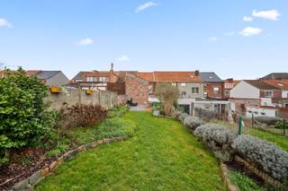 Deze rijwoning in Tienen is een ideale gezinswoning. Met een ruime tuin op het zuiden en een gezellig terras, is er voldoende ruimte om van het buitenleven te genieten. De gelijkvloers bestaat uit: inkomhal, een gezellige leefplaats/eetplaats, gevolgd door een ruime keuken en een praktische berging ernaast. Verder komen we nog een apart toilet tegen alsook een zeer praktische badkamer met ligbad en inloopdouche. Op het 1ste verdiep vinden wij 3 volwaardige slaapkamers tegen alsook een nuttige bureau ruimte en een apart toilet. Via een vaste trap bereiken we de zolder die gerenoveerd kan worden om er nog een extra kamer van te maken. De ligging van de woning is ideaal, met winkels, scholen en openbaar vervoer op loopafstand. Kortom, deze woning is voor wie op zoek is naar een comfortabele en gezellige thuis.