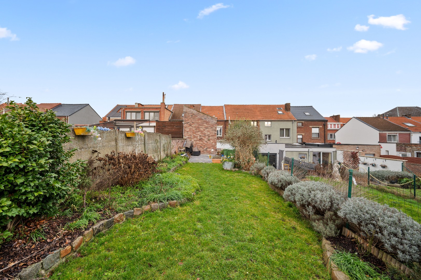 Instapklare rijwoning met 3 slpks en ruime tuin op stadsrand - foto 2
