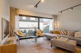 Op de prestigieuze Elizabetlaan, in het hart van Knokke-Heist, bevindt zich dit subliem afgewerkt appartement. Hier woon je op een absolute toplocatie, op wandelafstand van het strand, de Lippenslaan, het nieuw te bouwen casino, het luxueuze hotel La Réserve en het station. Een perfecte combinatie van rust, elegantie en kustsfeer.<br /><br />In het appartement bevindt zich: <br />- Een lichtrijke leefruimte met aansluitend terras<br />- Een stijlvol ingerichte keuken <br />- Apart toilet<br />- Slaapkamer 2 met ingemaakte kasten<br />- Badkamer met douche<br />- Slaapkamer 1 met ingemaakte kasten, aansluitende badkamer met bad en terras <br /><br />Troeven van dit appartement: <br />- 2 terrassen<br />- Ingemaakte kasten<br />- Volledig instapklaar, totale renovatie in 2021<br />- Kelder in de benedenverdieping<br />- Mogelijkheid tot overname huurcontract parking in het gebouw<br /><br />Wens je meer informatie over dit prachtig appartement of wens je een bezoek in te plannen? <br />Contacteer Luc via 0475 26 18 01 of luc.devroe@acasa.immo