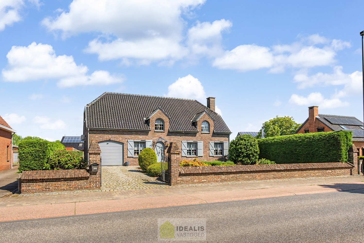 KARAKTERISTIEKE GEZINSWONING OP WANDELAFSTAND VAN HET CENTRUM VAN PEER MET WOONKAMER, GOED UITGERUSTE KEUKEN, BADKAMER, BUREAU, MOGELIJKHEID TOT MAAR LIEFST 4 SLAAPKAMERS EN EEN INPANDIGE GARAGE MET SECTIONALE POORT! - De woning omvat +-204m² bewoonbare o - foto 4
