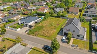 <p><strong>Bent u op zoek naar de ideale locatie om uw droomwoning te realiseren? Dan verdient deze prachtig gelegen bouwgrond absoluut uw aandacht.</strong></p><p><strong>Met een perceeloppervlakte van 800 m² biedt deze bouwgrond u alle ruimte om een woning te creëren die volledig aansluit bij uw woonwensen, levensstijl en toekomstplannen. De grond is gelegen in een rustige, residentiële omgeving met een aangename woonkwaliteit, terwijl winkels, scholen, openbaar vervoer en belangrijke invalswegen zich op korte afstand bevinden.</strong></p><p><strong>Dankzij de ligging in woongebied én binnen een vergunde residentiële verkaveling beschikt u over een duidelijk stedenbouwkundig kader, zodat u met vertrouwen uw bouwproject kunt voorbereiden.</strong></p><p><strong>Een bouwgrond op een aantrekkelijke locatie is vandaag een zeldzame opportuniteit. Bent u op zoek naar een perceel waar u zonder compromissen uw toekomst kunt uitbouwen? Dan nodigen wij u graag uit om deze unieke kans zelf te ontdekken.</strong></p><p><strong>De verkavelings- en stedenbouwkundige voorschriften zijn eenvoudig verkrijgbaar op verzoek, zodat u zich vooraf een volledig beeld kunt vormen van de bouwmogelijkheden.</strong></p><p><strong>Interesse?</strong></p>