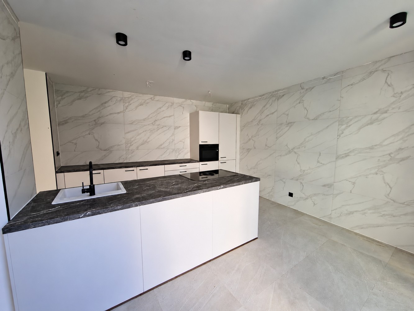 Volledig gerenoveerde woning met 3 slaapkamers te huur in het centrum van Lanaken - foto 5