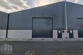 Nieuw gerenoveerde KMO-unit met een oppervlakte van 379 m², de unit maakt deel uit van de <strong>nieuwe KMO-ontwikkeling </strong>'VLASCO 2' bestaande uit 8 KMO-units met oppervlaktes tussen 375 m² en 385 m² (eventueel samen te voegen tot grotere entiteiten).<br /><br />Gelegen op de voormalige site van een oude vlasverwerkingssite in<strong> Kortemark</strong>, op een bedrijvensite langs de Vladslostraat, in een rustige maar strategisch goed bereikbare omgeving in Kortemark. Het project bevindt zich centraal in de driehoek Diksmuide, Torhout en Roeselare en ligt op korte afstand van de E403, wat zorgt voor een vlotte verbinding met de rest van West-Vlaanderen en daarbuiten.<br /><br />De magazijnruimtes worden opgebouwd uit een staalconstructie met als gevelbekleding een betonplint in combinatie met sandwichpanelen, de dakbedekking is voorzien in geprofileerde sandwichpanelen. Alle units zijn toegankelijk via een automatische sectionale poort (4,50 m B x 4,50 m H) en een aparte toegangsdeur. Bijkomend zijn de magazijnen met een vrije hoogte van +/- 4,84 m tot +/- 8,32 m onder dak, uitgerust met een betonvloer en zijn de nodige nutsvoorzieningen aanwezig (water, elektriciteit).<br /><br />Ruime parkeer- en manoeuvreerruimte op de site. Per unit zijn er minstens 3 parkeerplaatsen voorzien.<br /><br />Onmiddellijk beschikbaar. Geschikt voor zowel opslag als productie.<br /><br />Contacteer<strong> PANORAMA B2B </strong>voor bijkomende inlichtingen, plannen of een vrijblijvend plaatsbezoek op <strong>0479 70 70 73</strong>.