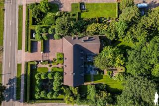 Statige villa met kantoor/ praktijk nabij het centrum van Hoogstraten met vrij uitzicht! <br /><br />GELIJKVLOERS: <br />- Royale woonkamer van ca. 81m² voorzien van antieke schouw en houtkachel met uitzicht over terras/tuin en landerijen.<br />- Sfeervolle woonkeuken voorzien van alle inbouwapparatuur<br />- kantoor<br />- Berging en ruime waskamer<br />- kantoor of praktijkruimte van ca. 100m² met houtkachel <br />- Inpandige garage voor 3 auto's <br /><br />VERDIEPING:<br />- Masterbedroom met aparte dressingkamer<br />- Drie ingerichte badkamers<br />- 4 extra Slaapkamers waarvan één met eigen badkamer <br />- Linnenkamer<br /><br />ZOLDER: <br />- Ruime zolder van ca 100m² welke nu dienst doet als opbergruimte. <br /><br />BIJZONDERHEDEN:<br />- Prachtig volledig omheinde aangelegde tuin met vijver en meerdere terrassen<br />- Tuinberging van ca. 50m²<br />- Buitenverlichting en recent vernieuwe automatische beregening<br />- Waterput welke zuiver drinkwaar water biedt <br />- Alarmsysteem <br />- Domotica<br />-Technisch volledig gereviseerd in 2023.<br /><br />Kortom: een unieke villa met duurzame materialen!