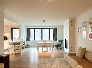 Dit mooi appartement ligt in het centrum van Beveren met verschillende winkels op wandelafstand.<br /><br />Het is gelegen op de 1ste verdieping en is makkelijk te bereiken via de lift. Het appartement werd bovendien met zeer mooie materialen afgewerkt.<br /><br />Indeling: inkomhal met apart gastentoilet, leefruimte met zicht op de markt en gezellige gashaard, open ingerichte keuken met apparaten, berging, 2 slaapkamers, ingerichte badkamer met inloopdouche en lavabomeubel, terras voor- en achteraan met bergkast, C.V. op aardgas, kelderberging.<br /><br />Vrij vanaf 15/04 of 01/05<br />A.O: 55 € / maand<br />Interesse? Contacteer ons gerust voor meer info of een bezoek!