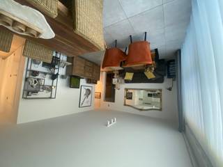 Langs de Torhoutsesteenweg te Zedelgem is dit instapklaar appartement met 2 slaapkamers, ruim terras en autostaanplaats terug te vinden. Dankzij de centrale ligging van het appartement ben je in een mum van tijd in het centrum, de autostrade, alsook supermarkten, horeca en openbaar vervoer zijn op loopafstand te bereiken! <br /><br />De indeling van het appartement is als volgt: via de ruime inkomhal met gastentoilet komen we binnen in de lichtrijke leefruimte met de volledig geïnstalleerde en open keuken. De keuken is voorzien van een inductiekookplaat, combi oven, spoelbak, dampkap en vaatwasmachine. Aanpalend aan de leefruimte hebben we het ruim terras met tuintje, waar genieten van de avondzon centraal staat. Via de nachthal hebben we toegang tot de berging, met aansluiting voor de wasmachine en droogkast. Er zijn ook nog 2 ruime slaapkamers te vinden. De badkamer is voorzien van twee wastafels, een ruime inloopdouche en toilet. <br /><br />Bij het appartement is ook nog een autostaanplaats inbegrepen in de huurprijs, alsook is er een gezamenlijke fietsenberging. <br /><br />Bouwtechnisch is dit appartement voorzien van vloerverwarming en een ventilatiesysteem. Er is een zeer laag energieverbruik. Het appartement zal ook nog geschilderd worden. <br /><br />Syndicuskosten: €50/maand <br /><br />Is dit appartement volledig wat u zoekt? Plan dan zeker uw bezoek in!<br /><br />