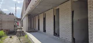 Roovershof – rustig wonen in het hart van Hoogstraten<br /><br />Verscholen in een rustige straat en toch op een steenworp van het centrum van Hoogstraten vindt u Roovershof: een kleinschalige en verfijnde nieuwbouwresidentie waar rust, comfort en kwaliteit samenkomen. Hier woont u in alle sereniteit, met de levendigheid van het centrum op wandelafstand.<br /><br />Roovershof is ontworpen voor wie bewust wil wonen. De beperkte schaal van het project creëert een aangename sfeer, waar licht, ruimte en privacy centraal staan. <br /><br />Dit appartement geniet een praktische indeling met twee volwaardige slaapkamers en grote raampartijen die toegang verlenen tot het zuidgerichte terras van 18,4 m². Deze geeft bovendien uit op de zorgvoldig aangelegde parktuin. <br /><br />Binnen bepaalt u zelf de afwerking. Van keuken tot badkamer en vloeren: alles kan op maat van uw smaak en levensstijl. Zo wordt uw appartement niet zomaar een woning, maar een echte thuis. (Let wel: deze mogelijkheden zijn beperkt in tijd, gezien de oplevering nadert) <br /><br />Dankzij individuele zonnepanelen, een warmtepomp met koelmodule, ventilatiesysteem D en hoogrendementsglas woont u hier niet alleen comfortabel, maar ook uiterst energiezuinig. Dat vertaalt zich in een aangenaam binnenklimaat, lage energiekosten en een vermindering van de onroerende voorheffing gedurende de eerste vijf jaar.<br /><br />Een staanplaats en berging dienen bij aangekocht te worden. <br /><br />Bent u op zoek naar een rustige, duurzame woonplek op een toplocatie in Hoogstraten?<br />Neem gerust contact met ons op, we begeleiden u graag persoonlijk.<br /><br />wuustwezel@dewaele.com - 03 666 99 73