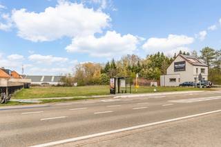 Gunstig gelegen noordwest georiënteerde bouwgrond van 8 are 44 centiare. Deze bouwgrond voor open bebouwing is gelegen in Gelrode, op een vlot bereikbare locatie nabij Betekom en Aarschot, met winkels, scholen, het openbaar vervoer en belangrijke verbindingswegen in de onmiddellijke omgeving. Dankzij deze ligging geniet je hier van een uitstekende bereikbaarheid richting Leuven, Aarschot en de E314.<br /><br />Perceelsbreedte aan straatkant 19 m.<br />Perceelsdiepte linkerzijde 29m en rechterzijde 52 m.<br />Links is er een strook met ondergrondse inneming voor riolering Aquafin.<br /><br />Indien u extra informatie wenst of interesse heeft in deze bouwgrond kan u contact opnemen via janschrijvers@immojanstas.be of 0495 18 95 81.<br /><br />Bijkomende info (kadaster, bodemattest, Vgi,...) kan U hier downloaden ?