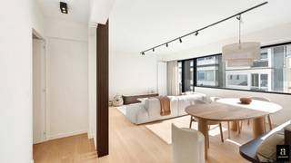 In het hart van het Zoute, discreet verscholen om de hoek van de Zeedijk en perfect gelegen tussen het Albertplein en het Driehoeksplein, bevindt zich dit volledig vernieuwde appartement met twee ruime slaapkamers. Een topligging waar licht, rust en zee samenkomen.<br /><br />Via de verzorgde inkomhal met vestiaire en gastentoilet betreedt u de royale leefruimte, die dankzij een uitzonderlijke gevelbreedte van maar liefst 7 meter baadt in het licht. De open, volledig uitgeruste keuken sluit hier naadloos op aan en is verfijnd afgewerkt met een travertin werkblad en hoogwaardige Miele-toestellen. Praktisch comfort is voorzien met een aansluiting voor wasmachine.<br /><br />De master bedroom straalt rust en elegantie uit, met maatwerk inbouwkasten en een privatief terras waar u een mooi zicht op zee geniet. Deze slaapkamer beschikt over een eigen badkamer. De tweede volwaardige slaapkamer is eveneens voorzien van ingemaakte kasten en heeft haar eigen douchekamer.<br /><br />Een private kelder en een gemeenschappelijke fietsenberging vervolledigen het geheel.<br /><br />Ook het gebouw zelf werd recent grondig vernieuwd: een nieuwe gevel, nieuwe terrassen met transparante balustrades, nieuwe ramen en een vernieuwde lift zorgen voor een hedendaagse uitstraling en extra wooncomfort. Gelegen op de vierde verdieping geniet het appartement het hele jaar door van een optimale zoninval.<br /><br />Een stijlvol en warm appartement, uitgevoerd in zachte zandtinten en duurzame materialen, op een steenworp van de Zeedijk van het Zoute.<br /><br />Optioneel: mogelijkheid tot aankoop van een garagebox in de Zoutelaan (Residentie Sun House – € 75.000).