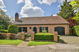 <p><span>Verscholen tussen het groen maar pal in het centrum van Kontich, vinden we deze zeer degelijke open bebouwing op een perceel van 1876 m².  De woning is bereikbaar via een doodlopend steegje én het perceel grenst nog aan 2 andere toegangen (Leiaard en Cornelis Verhulstlaan).</span></p><p><span>Met een bewoonbare oppervlakte van 308 m² (incl. giga zolder) + nog een achtergelegen atelier/garages van 100 m² met aparte toegang, biedt dit unieke eigendom tal van mogelijkheden!</span></p><p><span>Bovendien is er een unieke tuin die organisch werd ingedeeld door middel van hagen, bomen en aanplantingen. </span></p><p><span> </span></p><p><span>Indeling:</span></p><p><span>We komen binnen in de woning via de inkomhal met vestiaire en toilet, die toegang geeft tot alle ruimtes.</span></p><p><span>Links vinden we de ruime woonkamer (50 m²) met achteraan nog een aangebouwde veranda van 15 m². Centraal achteraan is er de ruime keuken, voorzien van eiken kasten, een gootsteen, kookplaat, dampkap en koelkast.  </span></p><p><span>Zowel via de veranda als de keuken heb je toegang naar de zalige tuin.</span></p><p><span>Verder zijn er 2 ruime slaapkamers (15 en 16 m²) op parketvloer en de neutrale badkamer, voorzien van een bad, douche, tweede toilet en dubbel lavabomeubel.</span></p><p><span>De inpandige garage van 22 m² heeft een aansluiting voor wasmachine en biedt plaats aan alle technieken. </span></p><p><span>Hier is ook een deur naar de tuin.</span></p><p><span>De immense zolderverdieping van maar liefst 140 m² biedt nog een zee aan uitbreidingsmogelijkheden.</span></p><p><span>Achteraan op het perceel is er dan nog het atelier (opgedeeld in 3 delen) dat gemakkelijk bereikbaar is via de straat 'Leiaard' en doorgang geeft naar de woning via de tuin. Ideaal voor opslag of werkruimte.</span></p><p><span> </span></p><p><span>De voornaamste troeven van dit eigendom zijn:</span></p><p><span>- Unieke ligging in het centrum van Kontich maar toch super rustig</span></p><p><span>- Uiterst degelijke woning en perfect onderhouden</span></p><p><span>- Groot perceel - ruime tuin met zuid-west oriëntering</span></p><p><span>- Gelijkvloers wonen kan + uitbreidingsmogelijkheden op 1eV</span></p><p><span>- Achterliggend atelier, bereikbaar via andere straat</span></p><p><span> </span></p><p><span>EPC: 230 kWh/m² - C-label</span></p><p><span>Waterinfo: P-score C - G-score C</span></p><p><span> </span></p><p><span>Voor een bezoek ter plaatse kan u ons contacteren op het nummer 03 449 42 41 of mail ons via hallo@habicom.be.</span></p><p><span>Benieuwd naar de waarde van jouw woning?  Check het gratis op www.watismijnhuiswaard.be</span></p><p><span> </span></p><p><span> </span></p>