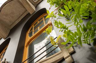 De Arendstraat bevindt zich in het populaire Zurenborg, een geliefde Antwerpse stadswijk gekend om haar karaktervolle architectuur, gezellige pleinen, horeca en levendige sfeer. De Draakplaats en de bekende Dageraadplaats bevinden zich vlakbij. Daarnaast zijn winkels, scholen, openbaar vervoer en het stadscentrum vlot bereikbaar.<br /><br />Het gebouw met deze prachtige eclectische gevel omvat 3 zelfstandige appartementen, die momenteel allemaal verhuurd zijn. <br /><br />De verhuureenheden zorgen samen voor een maandelijkse huuropbrengst van € 2.480