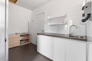 <strong>Te koop: prachtig en volledig afgewerkte woning met 3 slaapkamers op toplocatie in Deerlijk.</strong><br /><br /><br />Het is een ruime en volledig instapklare woning met een bewoonbaar oppervlakte van 223m². De woning is zeer energiezuinig, met een EPC A, vloerverwarming via een warmtepomp, 24 zonnepanelen en een regenwaterput van 10.000L.<br />Een grote troef is de ligging, de woning is landelijk gelegen maar zeer vlot bereikbaar en snel op de autosnelweg. <br /><br /><br /><u><strong>Indeling:</strong></u><br />Je komt binnen in een grote, lichtrijke inkomhal waar je toegang hebt tot 3 volwaardige slaapkamers met elk een eigen badkamer en toilet. Daarnaast is er op de benedenverdieping ook nog een polyvalente ruimte, in te richten naar eigen noden en smaak. Dit kan gebruikt worden als hobbykamer, ruimte voor zelfstandige activiteit...<br /><br />Boven heb je het gastentoilet, de heel lichtrijke leefruimte en de volledig ingerichte keuken met keukeneiland, voorzien van een warmhoud-lade, ingebouwd koffieapparaat, vaatwas op hoogte, teppanyaki ...Grenzend aan de keuken is er ook een praktische bijkeuken.<br /><br />De tuin is zuidgericht en voorzien van 2 terrassen, één terras is overdekt. Er is een bijgebouw/tuinhuis van 26m² die gebruikt kan worden als opbergruimte, of als zomerkeuken, atelier ... Ook is er een buitendouche aanwezig met zowel koud als warm water, alsook een sauna voor 4-6 personen.<br /><br />Het huis beschikt over een automatische poort en veel ruimte om auto's te parkeren (laadpaal al aanwezig).<br /><br /><u><strong>Troeven:</strong></u>
<ul><li>Energiezuinig - EPC A</li><li>Volledig instapklaar</li><li>Vlotte bereikbaarheid</li></ul>
<br /><strong>Is dit jouw droomwoning? Neem dan snel contact op met Indra voor meer info of een bezoek - 0473/61.10.10.</strong>