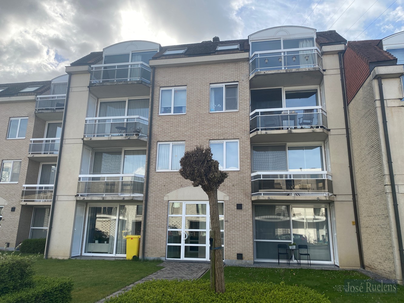 Tof 2-slaapkamer dakappartement met terras en garagebox - foto 1