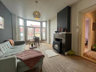 Surf naar www.abricasa.be en plan jouw verkoopafspraak in samen met onze digitale assistente Alice! Kijk je uit om zelf eigenaar te worden van een appartement? Bekijk dan zeker deze aanbieding!Wandel binnen in dit gezellig te maken appartement met een aangename en praktische indeling: compacte woonkamer, open keuken, berging - aansluiting voor wasmachine. De badkamer is rechtstreeks toegankelijk vanuit de hoofd slaapkamer. Vooraan treffen we de tweede kamer, ideaal als bureau voor thuiswerk, of als extra slaapkamer, gasten toilet en vestiaire kast. Extra bering in de kelderverdieping. Dubbel beglazing en verwarming met gaskachel. Wens je uw epc attest te verbeteren? Dat kan door de plafond te isoleren aan de binnenkant!Wil je jouw eigendom verkopen of zoek je een vastgoedmakelaar voor verhuur of beheer?Leer ons kennen!Abricasa – Vastgoed voor generaties: Jouw vastgoedpartner