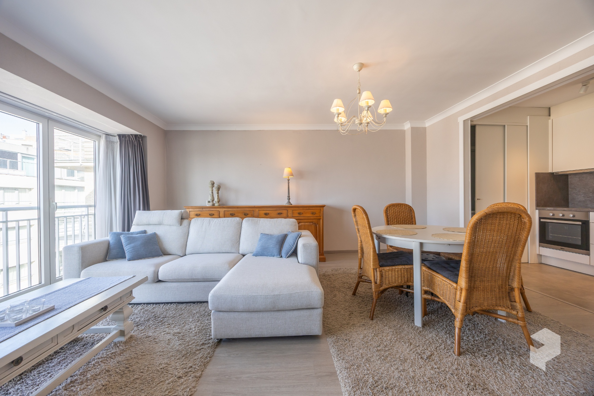 Goed gelegen ruim vernieuwd 2 slaapkamer appartement met terras en grote berging. - foto 4