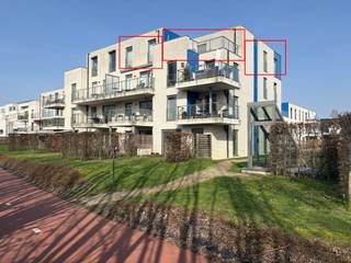 <p>Dit appartement (penthouse) bevindt zich op een strategische centrale locatie, op wandelafstand van het commerciële centrum van Deinze, het station van Deinze is vlot te voet of met de fiets bereikbaar, wat zorgt voor een uitstekende verbinding met Gent, Kortrijk en Brussel.</p><p></p><p>De locatie combineert een stedelijke omgeving met de nabijheid van de rivier de Leie, wat zorgt voor recreatiemogelijkheden zoals wandelen en fietsen langs de jaagpaden.</p><p></p><p>Het appartement heeft maar liefst 145m² bewoonbare oppervlakte en beschikt even een over een kelder en twee autostaanplaatsen.</p><p>Op de derde verdieping, die u via de lift en trap kan bereiken, komt u binnen in de inkomhal voorzien van gastentoilet. <br />Er is een ruime lichtrijke woonkamer met zicht op de Leie. </p><p><br />De open keuken is uitgerust met kookplaat, oven, dampkap, koelkast en aanpalend een berging voorzien van de nodige aansluitingen. <br />Aansluitend aan de woonkamer is er een zuidgericht terras met eveneens zicht op de Leie.</p><p></p><p>De badkamer is voorzien van ligbad en lavaobmeubel. Er zijn 4 kamers die momenteel ingericht zijn als 2 slaapkamers, bureau en dressing. </p><p><br />De masterbedroom is zeer ruim en heeft mooie glaspartijen en beschikt over een eigen badkamer voorzien van douche, lavabomeubel, ligbad en een apart toilet.</p><p></p><p>Algemene kosten: € 100</p>