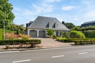 Deze verzorgde villa is gelegen op een groen maar centraal gelegen perceel van +/- 2.081 m². Ze omvat een ruime woonkamer, keuken met veranda,...