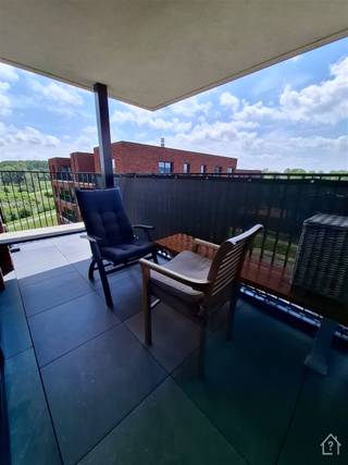 <p>Welkom in dit prachtige, moderne en comfortabele appartement in Lier van 116m². Deze ruime en lichte woning biedt een ideale combinatie van hedendaagse voorzieningen en gezellige leefruimte.</p><p>Het appartement beschikt over drie slaapkamers, een badkamer en een aparte douchekamer. De open keuken is volledig uitgerust en voorzien van een eiland en genoeg werkruimte om culinaire meesterwerken te creëren<br />De woonkamer is een echte blikvanger met grote ramen met een schitterend uitzicht over groene weilanden en de Nete. Dit panorama creëert een serene en ontspannende sfeer, perfect om na een drukke dag tot rust te komen. De warme houten vloeren geven het interieur een uitnodigende warme huiselijkheid.</p><p>U beschikt over een ruim overdekt terras met schuifdeur, bereikbaar vanuit de woonkamer. Hier kan u zalig genieten van rust en mooie uitzichten. Het is een ideale plek voor gezellige momenten met vrienden en familie.</p><p>In de overdekte parking zijn er 2 autostaanplaatsen ter uwe beschikking en ondergronds een ruime berging!</p><p>Aan de rand van de binnenstad woont u hier op een uitstekende locatie, dicht bij alle voorzieningen, winkels, scholen en vervoersverbindingen. De perfecte balans tussen een rustige woonomgeving en snelle woon-/ werkverbinding met het treinstation in onmiddellijke nabijheid.</p><p>Verspeel uw kans niet om dit modern appartement met onvergetelijke uitzichten, gezelligheid en comfort te huren. Bel ons voor voor uw bezichtiging en/of gratis schatting: 0494.12.01.01</p>