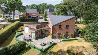 <p><span>Architecturale woning met 4 slaapkamers op een royaal perceel van 2.012 m²</span></p><p><span>Op een ruim perceel van maar liefst 2.012 m² bevindt zich deze karaktervolle en architecturale woning, die een mooie combinatie biedt van ruimte, functionaliteit en diverse gebruiksmogelijkheden. Met vier slaapkamers, waarvan één op het gelijkvloers, en een badkamer op dezelfde verdieping, is de woning bovendien ideaal voor wie comfortabel en toekomstgericht gelijkvloers wil wonen.</span></p><p><span>Gelegen in Rijkevorsel biedt deze woning de voordelen van een rustige, groene omgeving met toch goede bereikbaarheid. Het landelijk karakter van het gebied wordt zichtbaar in de omringende bosrijke setting en de aangelegde groene zones.</span></p><p><span>Via de inkomhal komen we in de open en unieke leefruimte, die dankzij de grote raampartij geniet van een aangename connectie met de tuin. De open keuken sluit hier mooi op aan en biedt tevens toegang tot de praktische bijkeuken. Verder vinden we op het gelijkvloers een eerste slaapkamer en de badkamer. Daarnaast beschikt deze verdieping over een apart toilet, een praktische bergruimte en een huidige praktijkruimte. Deze ruimte kan uiteraard ook perfect worden aangewend als bureauruimte, hobbyruimte of extra leefruimte.</span></p><p><span>De eerste verdieping biedt nog drie ruime slaapkamers, waardoor de woning in totaal vier slaapkamers telt. Daarnaast beschikt deze verdieping over een aparte douchekamer en een afzonderlijk toilet.</span></p><p><span>Een absolute troef is het royale perceel van 2.012 m². De ruime tuin biedt volop mogelijkheden en zorgt voor een aangenaam gevoel van ruimte en privacy rondom de woning.</span></p><p><span>Dankzij de combinatie van de uitgesproken architecturale vormgeving, het royale perceel, de vier slaapkamers en de praktische indeling met een slaapkamer en badkamer op het gelijkvloers, is dit een bijzonder veelzijdige woning. Een ideale thuis voor gezinnen, maar eveneens interessant voor wie wonen en werken wil combineren of op zoek is naar een woning met mogelijkheden op lange termijn.</span></p><p><span> </span></p><p><span> </span></p><p><span> </span></p><p><span> </span></p>