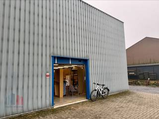 Uitstekend gelegen atelier/opslagruimte van 180 m² te huur op amper 5 min. van de op- en afrit 20 Wilsele van de E314.Het atelier met een vrije...