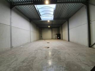 Disposition :<br />Entrepôt B : Cet entrepôt, situé sur le côté gauche du bâtiment, couvre une superficie considérable d'environ 200 m². <br /><br />L'espace est aménagé de manière pratique, y compris des toilettes et un lavabo, pour plus de commodité et de fonctionnalité. <br />La disposition est idéale pour un stockage et un flux de travail efficaces.<br /><br />Finition :<br />L'entrepôt est équipé d'un portail automatique, qui garantit un accès fluide et facile. <br />Ceci est essentiel pour le chargement et le déchargement des marchandises.<br /><br />Détails :<br />Locations soumises au système de TVA.<br />La hauteur libre est de 4,2 mètres. <br /><br />Garantie de location de 3 mois <br />L'impôt foncier est calculé sur la base d'un montant forfaitaire d'un mois<br />La disponibilité est négociable<br /><br />Vous recherchez un entrepôt fonctionnel et bien situé à louer dans la région ? <br /><br />Cette propriété commerciale offre une excellente opportunité pour vos besoins d'entreposage. L'emplacement stratégique est idéal pour les entreprises qui souhaitent une bonne accessibilité. <br /><br />N'hésitez pas à nous contacter pour plus d'informations ou pour visiter cet intéressant entrepôt.