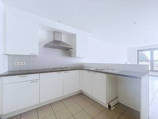 Vous recherchez un appartement prêt à emménager dans le quartier confortable de Nieuwmoer ?<br /><br />Cet appartement dispose d'un salon, d'une cuisine ouverte, de rangements, d'une buanderie, d'une salle de bains, de deux chambres spacieuses et d'une terrasse. L'établissement bénéficie d'un emplacement idéal à proximité des transports en commun et de nombreux magasins.<br /><br />Caractéristiques :<br />- hall d'entrée<br />- salon avec accès à la terrasse <br />- cuisine ouverte <br />- rangement <br />- buanderie avec raccordement laveuse/sécheuse<br />- salle de bain avec combinaison baignoire/douche, toilettes et meubles de salle de bain <br />- deux chambres (toutes deux de 18 m²)<br /><br />Détails :<br />- EPC : 116 kWh/m²<br />- garage inclus<br />- frais fixes : 30 €/mois<br />- disponible à partir du 01/09/2026<br /><br />Acheter ou louer (ou louer) dans la région de Kalmthout/Essen ? Si vous avez des questions, vous pouvez toujours nous contacter !<br />Dewaele Real Estate avec conseils.