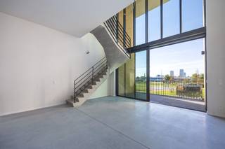 Ontdek deze unieke loft in Residentie Loft, een voormalige ijsfabriek die met respect voor haar rijke geschiedenis werd omgetoverd tot een exclusieve woonresidentie. Gelegen in de bruisende en vernieuwende wijk Oosteroever in Oostende, op een steenworp van zee en strand, geniet u hier van een uitzonderlijke combinatie van karakter, ruimte en modern wooncomfort. Deze prachtige loft beschikt over twee slaapkamers, een aangenaam terras en een indrukwekkende leefruimte waar grote raampartijen zorgen voor een overvloed aan natuurlijk daglicht. De hoge plafonds, open architectuur en hoogwaardige afwerking creëren een uniek gevoel van ruimte en luxe. Bovendien geniet u van een schitterend open zicht op het centrale park, een oase van rust midden in deze dynamische nieuwe stadswijk. De authentieke industriële uitstraling, gecombineerd met hedendaagse architectuur en verfijnde materialen, geeft deze loft een bijzonder exclusief karakter. Of u nu op zoek bent naar een stijlvolle vaste woonst, een luxueus tweede verblijf aan zee of een unieke vastgoedinvestering, deze loft biedt een uitzonderlijke woonbeleving op een van de meest veelbelovende locaties van Oostende. Contacteer ons vandaag nog voor meer informatie of een bezoek ter plaatse!