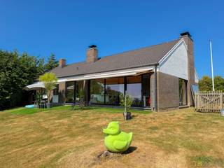 <br />VERDER AF TE WERKEN BUNGALOW op een UITSTEKENDE LOCATIE waar u geniet van een LANDELIJKE OMGEVING zonder in te boeten aan BEREIKBAARHEID. Dankzij de VLOTTE VERBINDING met de N60 en de nabijheid van winkels, scholen en andere voorzieningen combineert deze eigendom het beste van CENTRAAL en LANDELIJK WONEN. Deze gezinswoning biedt een RUIM WOONVOLUME, maar liefst 5 SLAAPKAMERS en een PRACHTIG PERCEEL met BOOMGAARD en UNIEK VERGEZICHT. Bovendien werden reeds verschillende belangrijke renovaties uitgevoerd, waaronder de VERNIEUWING VAN DE RAMEN, de ELEKTRISCHE INSTALLATIE, de keuken en de woonkamer, waardoor u de woning verder naar EIGEN SMAAK KAN AFWERKEN. De indeling gaat als volgt: via de inkomhal betreedt u de lichtrijke woonkamer met open ingerichte keuken, waar grote raampartijen zorgen voor een aangename lichtinval en een mooi zicht op de tuin. Verder beschikt de woning over een nachthal, een apart toilet, een doucheruimte, een badkamer, een praktische garage en maar liefst 5 slaapkamers, ideaal voor grote gezinnen of wie nood heeft aan een bureau of hobbyruimte. Via een luik bereikt u bovendien de zolder, die bijkomende opbergmogelijkheden biedt.<br />Buitenshuis geniet u van een praktische oprit, een ruime tuin met prachtig vergezicht en een eigen boomgaard, waar u in alle rust kan genieten van de groene omgeving en het landelijke karakter van deze eigendom.<br /><br />Adres: Rijksweg 104 te Maarkedal<br /><br />EPC: 326kWh/m²; G-score en P-score A; Geen renovatieplicht van toepassing; Bestuursmaatregelen in het maatregelenregister: Neen; Beschikbaar bij akte