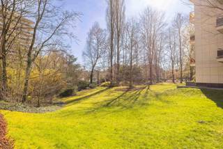 In Ukkel, in het gegeerde Parc Brugmann, stellen wij u dit prachtige en lichtrijke appartement van ±130 m² voor, gelegen op de 6de verdieping van een verzorgd gebouw. Rustig gelegen in een groene omgeving en toch vlak bij winkels en openbaar vervoer, geniet dit pand van een bijzonder aangename ligging.<br /><br />Het appartement biedt mooie volumes en een praktische indeling. U vindt er een inkomhal met ingemaakte kasten, een half uitgeruste keuken en een ruime leefruimte van ±35 m² met salon en eetkamer, badend in natuurlijk licht. Deze ruimte geeft uit op twee aangename terrassen, ideaal georiënteerd op het zuiden en het oosten, zodat u de hele dag van de zon kunt genieten.<br /><br />Het nachtgedeelte omvat drie mooie slaapkamers, een douchekamer en een master suite met aangrenzende dressing en badkamer van ±9 m² met bad, dubbele lavabo, washoek en toilet.<br /><br />Twee kelders en twee garages (+ 50.000 €) vervolledigen dit eigendom. Het appartement is momenteel verhuurd via een 9 jarig huurcontract gestart op 01/08/2021, voor een huurprijs van 1.360 € exclusief lasten. Collectieve gasketel, dubbele beglazing, conforme lift en mede eigendomskosten van 210 €/maand exclusief verwarming, aangevuld met 110 € reservefonds. EPC C.<br /><br />
<p><span>6de verdieping</span>: Appartement Type A Blok II</p>
<ul>
<li>Inkomhal met ingebouwde kasten ±10 m²</li>
<li>Half uitgeruste keuken van ±10 m²</li>
<li>Ruime woonkamer, eetkamer en salon van ±35 m² met terras van ±10 m² op het zuiden en terras van ±20 m² op het oosten</li>
<li>Toilet met handenwasser</li>
<li>Nachthal</li>
<li>Slaapkamer van ±14 m² met quickstepvloer</li>
<li>Slaapkamer van ±14 m² met quickstepvloer</li>
<li>Douchekamer</li>
<li>Slaapkamer van ±15 m² met aangrenzende dressing en aangrenzende badkamer van ±9 m² (bad, dubbele lavabo, washoek en toilet)</li>
</ul>
<br />Kelders 47 & 48 inbegrepen<br />Garages 147 & 148 inbegrepen in Blok III