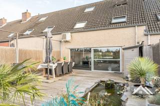Dit mooie duplex appartement, verhuurd voor 1400 euro/maand (=rendement van 4,81%!!) ontvangt je in een ruime inkomhal, en via de trap kom je tot op de eerste verdieping. Hier vinden we de grote open leefruimte terug, waarbij de raampartijen voor- en achteraan zorgen voor veel lichtinval en een aangename sfeer. De gevelbrede raampartij vormt meteen ook het venster op het grote zonovergoten dakterras, waar je in alle rust kan genieten van de buitenlucht. Zelfs een ingewerkte vijver ontbreekt hier niet ! Ook vanuit de open keuken ervaar je dezelfde openheid, wat het zeer aangenaam maakt om voor het gezin of gasten te kokerellen. Net naast de keuken is er voorzien in een handige extra opbergruimte, en in de gang vinden we het gastentoilet terug. De verdieping erboven herbergt twee ruime slaapkamers (waarvan één momenteel is ingericht als dressing) en de badkamer met ligbad en douche. Een polyvalente kamer geeft je toegang tot de dakverdieping, waar we de derde grote slaapkamer terugvinden. Deze beschikt over een eigen sanitair gedeelte, inclusief douche. Dit is een richtprijs.<br />Bezoekdag op zaterdag 24/10 : Inschrijven via mail naar stefan@immo-home.be, geen telefonische inschrijvingen! Volg ons op Fb en Insta. Voor meer info: www.immo-home.be. GRATIS SCHATTING & GRATIS FINANCIEEL ADVIES