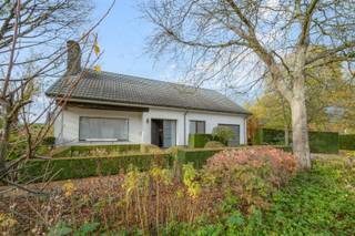 Deze vrijstaande woning gebouwd in een mooie tijdloze stijl werd opgetrokken in 1973 en werd altijd perfect onderhouden. De indeling is als...