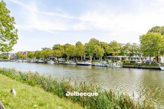 Maak kennis met dit ruim en perfect onderhouden hoekappartement die gelegen is op de 1ste verdieping van een klassevolle residentie op een rustige ligging langsheen de Steenkaai (Kanaal Brugge-Oostende), vlakbij invalswegen, centrum Brugge, winkels, scholen, openbaar vervoer, ontspanning, enz. Een echte TOPlocatie nabij Kristus-Koning. <br />Het appartement heeft een oppervlakte van 113m² en beschikt over een terras met zuidelijke oriëntatie waar men van een schitterend open en groen zicht kan genieten. <br /><br />De indeling is als volgt: een inkomhal met apart toilet, een 2e overloop, ruime en lichtrijke leefruimte met open zicht over de Steenkaai, keuken met annex berging, 3 slaapkamers en badkamer. <br /><br />Het appartement werd in 2020 volledig opnieuw geschilderd, nieuwe vloeren geplaatst en de badkamer vernieuwd met een inloopdouche en badkamermeubel. Ook de keuken werd vernieuwd en voorzien van nieuwe toestellen. De elektriciteit is volledig conform en het EPC-label is erg gunstig. <br /><br />Er is tevens de mogelijkheid om een ondergrondse PARKING bij te kopen voor € 45.000. Contacteer ons snel voor een bezoek aan dit aangename en lichtrijke appartement via info@delbecque.immo of 050 45 03 45