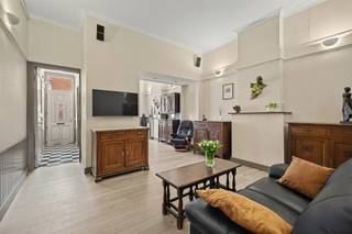 <p><span>Charmante starterswoning met 3 slaapkamers en garage nabij het centrum van Sint-Gillis-Waas</span></p><p><span> </span></p><p><span>Dit betreft een karaktervolle tweegevelwoning met 3 slaapkamers en een zuid-georiënteerde tuin + garage en achteruitweg. </span></p><p><span>De woning is gelegen op een steenworp van de basisschool &amp; sporthal en op wandelafstand van de dorpskern, tevens beschikt de woning over een vlotte mobiliteit via E34 en lokale invalswegen.</span></p><p><span>De aangename en lichtrijke aanbouw, de mooi aangelegde tuin en de residentiële toplocatie zijn slechts enkele van de vele troeven die deze woning te bieden heeft. </span></p><p><span> </span></p><p><span>INDELING</span></p><p><span> </span></p><p><span>Gelijkvloers:</span></p><p><span>Inkomhal.</span></p><p><span>Ruime, L vormige woonkamer met gezellig salongedeelte en hoge plafonds.</span></p><p><span>Aangename leefkeuken met veel lichtinval en interactie tot de tuin. </span></p><p><span>Zuid georiënteerde, aangelegde tuin met berging.</span></p><p><span>Garage en achteruitweg die uitgeeft op de achterliggende Burgemeester G. Van Landeghemstraat.</span></p><p><span> </span></p><p><span>1e verdieping:</span></p><p><span>Kinderkamer of bureau.</span></p><p><span>Slaapkamer op authentieke plankenvloer.</span></p><p><span>Badkamer met toilet, douche en lavabo. </span></p><p><span> </span></p><p><span>2e verdieping:</span></p><p><span>Grote open zolderkamer, mogelijkheid tot verdere indeling.</span></p><p><span> </span></p><p><span>EXTRA</span></p><p><span>Goed onderhouden woning met enkele authentieke details.</span></p><p><span>Aangename, zonnige tuin.</span></p><p><span>De achteruitweg en garage zijn een enorme troef.</span></p><p><span>Fijne woonsfeer en een verrassend vloerplan.</span></p><p><span>Houten ramen dubbele beglazing.</span></p><p><span>CV op aardgas. </span></p><p><span>Asbestveilig (maar niet asbestvrij).<br />Elektriciteit niet conform.</span></p><p><span>Gelegen in een residentiële woonstraat op wandelafstand van de dorpskern en alle faciliteiten.</span></p><p><span> </span></p><p><span>EPC: Label D - 303kWh/m² </span></p><p><span>Wg - Vg - Gvv - Gvkr - Gmo</span></p><p><span> </span></p><p><span> </span></p><p><span> </span></p>