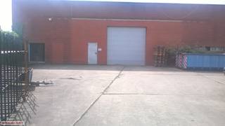 ANTWERPEN - Hoboken, professioneel magazijn van 100m², hoge sectionaalpoort, water, elektriciteit, ruime afgesloten parking, vlakbij centrum - Antwerpen en alle autostrades