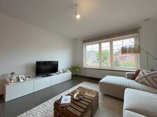 Deze zeer ruime lichtrijke duplex op wandelafstand van het centrum voorziet in een grote leefruimte met open volledig ingerichte keuken uitgestrekt over de volledige bouwdiepte met directe toegang tot het zonnige terras. Verder is er een ruime technische berging met ingemaakte kasten en een apart toilet. Op de verdieping zijn er twee ruime slaapkamers, badkamer met dubbele spoelbak en inloopdouche, berging en zolderberging.<br />Aparte garage inbegrepen.<br />Geen lift. Geeen gemeenschappelijke kosten.<br />Vrij vanaf 1 december 2026.<br />Info/plaatsbezoek 0473/245102 of info@vandenvonder-decat.be.