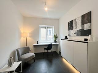Laat je alvast inspireren bij het kiezen van jouw keuken, jouw eigen inrichting. Volledig naar jouw stijl en kleur!Deze duplex combineert slim ruimtegebruik met overvloedig daglicht op de 2 verdiepingen. De open leefkamer kan u volledig naar eigen smaak inrichten. Laat u inspireren door de render foto om zo uw eigen keuze van keuken samen te stellen.Centraal gelegen brengt de trap u tot de bovenverdieping. Zeer comfortabele verdieping met bureelruimte/dressing, slaapkamer en doucheruimte met lavabo en toilet en toegang tot het dakterras. Mogelijkheid tot het plaatsen van uw fietsPluspunt: het gemeenschappelijk dakterras – ideaal om te ontspannen! Kortom, dit totaalpakket kan u terugvinden in de omgeving van de Troonplaats en het 'Zuid!Abricasa – Vastgoed voor generaties: Jouw vastgoedpartnerWil je jouw eigendom verkopen of zoek je een vastgoedmakelaar voor verhuur of beheer?Abricasa biedt persoonlijke begeleiding bij al uw vastgoedvragen, van begin tot eind. Leer ons kennen!