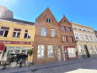 GERENOVEERDE TRAPGEVELWONING gelegen in de bruisende binnenstad, vlakbij het Minnewaterpark en station.Op het gelijkvloers is een ruime inkom (plaats...