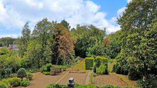 Prachtig gelegen eigendom met tal van mogelijkheden. Het geheel ligt rustig en volledig achterin, met een adembenemend vergezicht en toegang via...